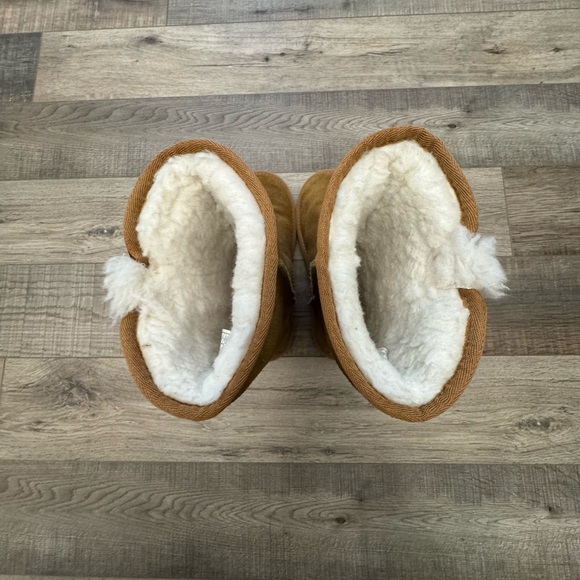 Koolaburra by UGG - Girls Size 2 - Picture 4 of 7